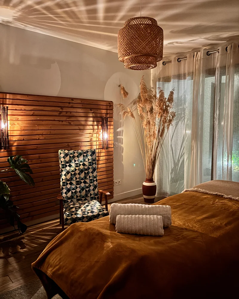 La table de massage et ses serviettes, devant les herbes de la pampa