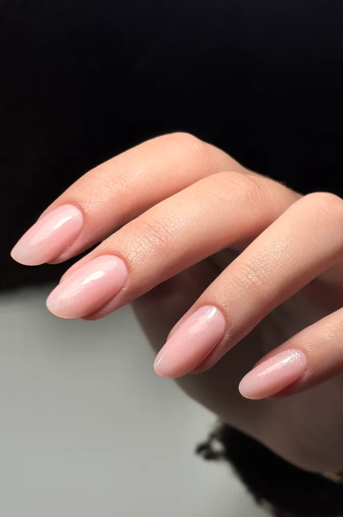 Pose gel rose nacré sur ongles amande, réalisée à l'atelier