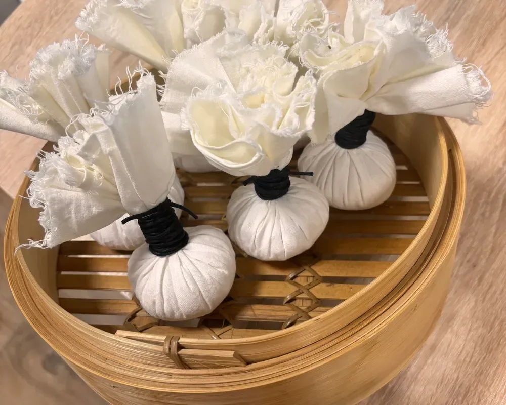 Les pochons de coton de L'Atelier, garnis de plantes, dans leur panier vapeur en bambou