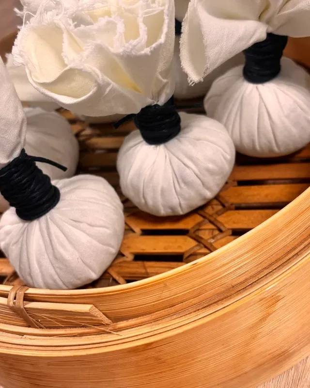 Pochons de coton noués, prêts à chauffer dans le panier vapeur